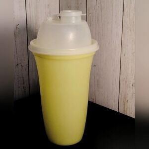 Tupperware Quick Shake #844 bright yellow w/ top #845, blender #846 Vintage (E3)